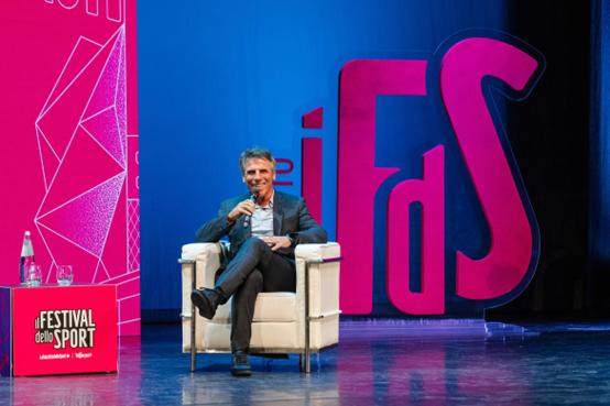 华体会下载-佐拉的故事魔盒：一次劫案、一粒点球与一段旅程